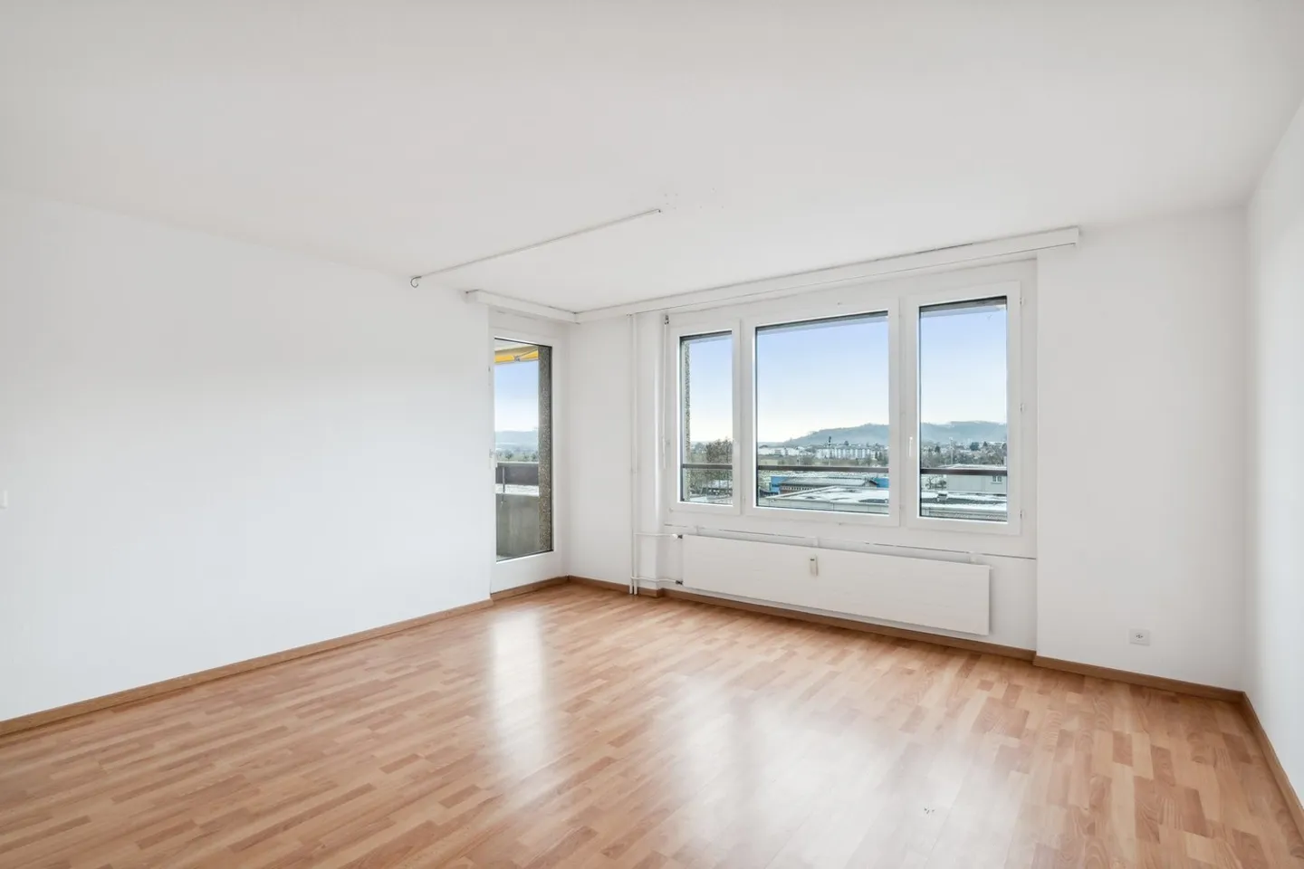 «Renoviert - lichtdurchflutet - tolle Aussicht - gute Lage !» - Foto 1 von 9