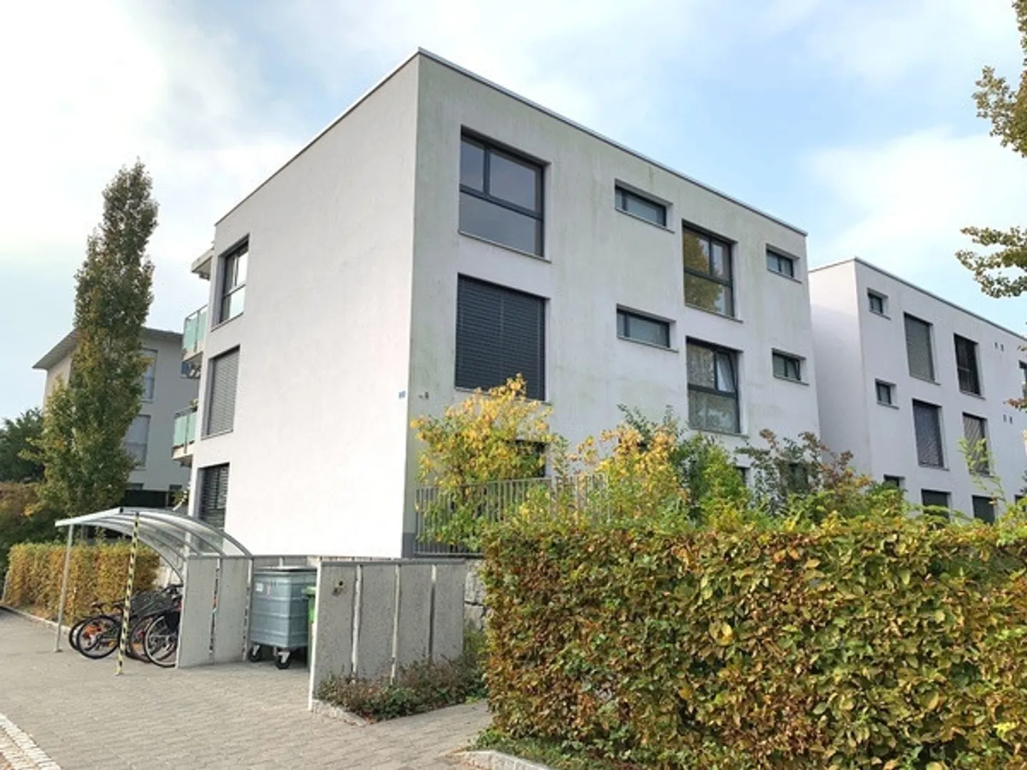 Places de stationnement extérieures dans un endroit calme - Photo 1 sur 1