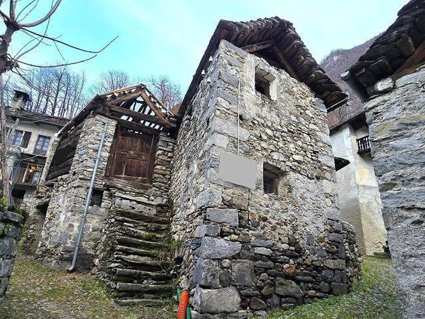 3 rustici da rinnovare con piccolo terreno, bella vista, soleggiata e tranquilla - Foto 22 di 26