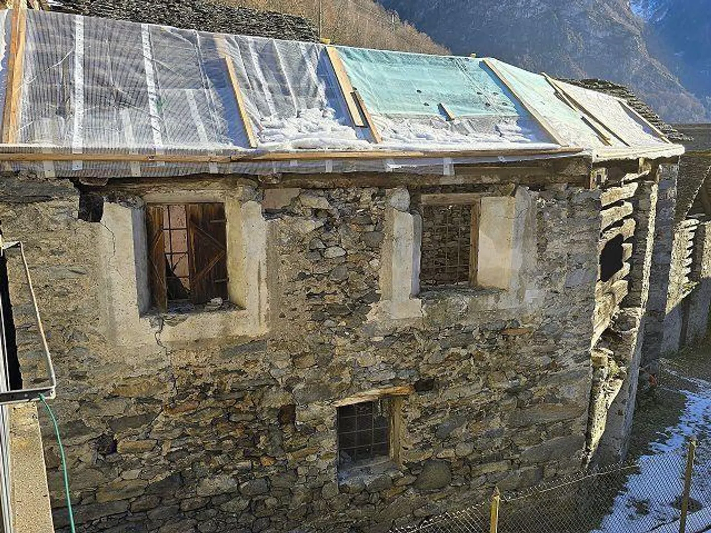 3 rustici da rinnovare con piccolo terreno, bella vista, soleggiata e tranquilla - Foto 23 di 26
