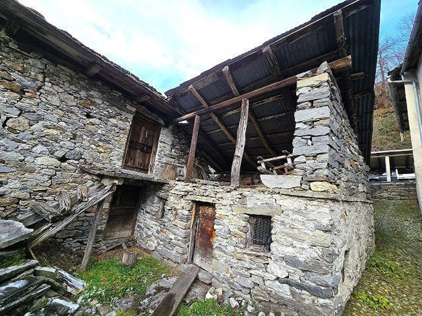 3 rustici da rinnovare con piccolo terreno, bella vista, soleggiata e tranquilla - Foto 25 di 26
