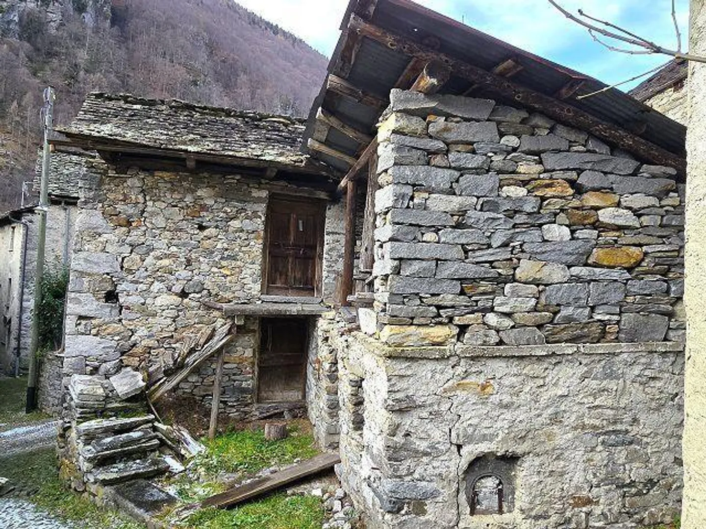 3 rustici da rinnovare con piccolo terreno, bella vista, soleggiata e tranquilla - Foto 24 di 26