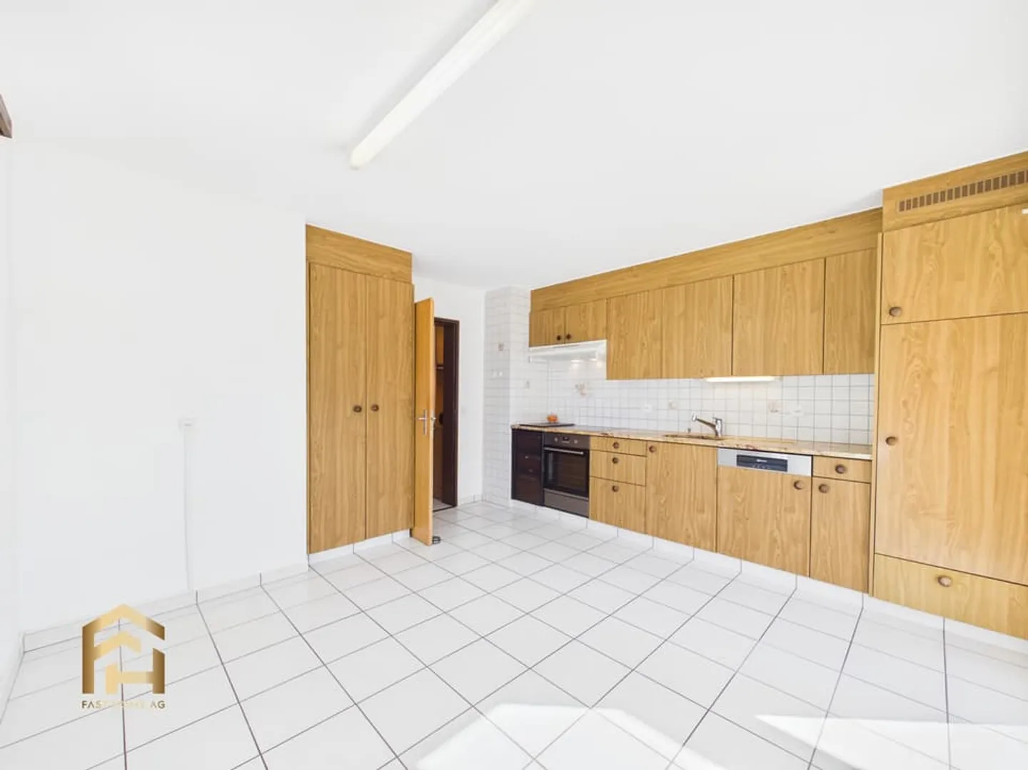 Ruhige 5.5 ZWG mit tollem Blick, Gartenparzelle und Garage - Photo 3 sur 13