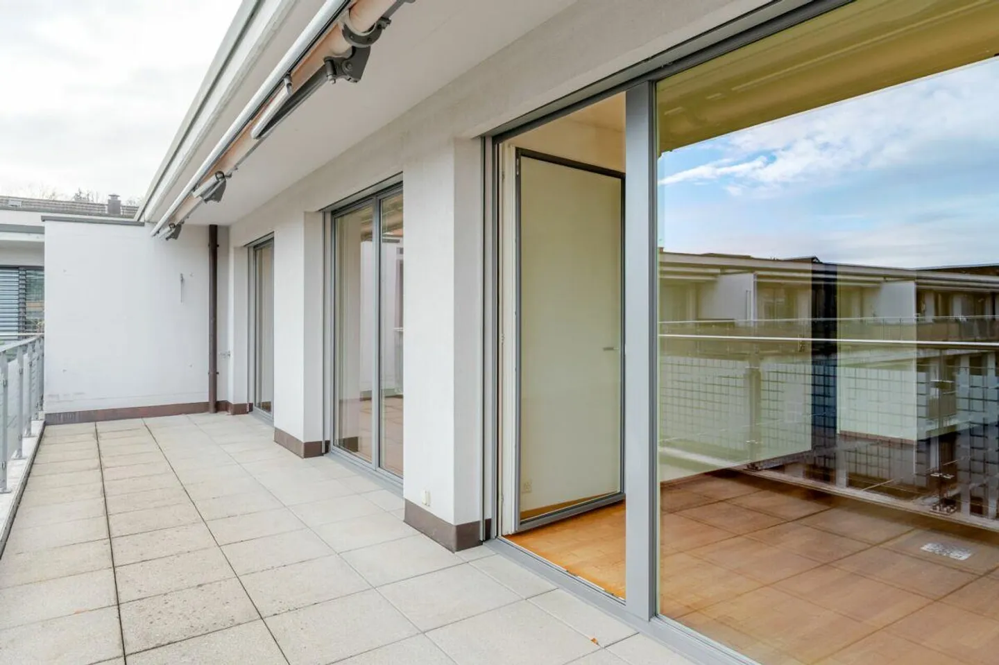 Bright 3.5 room penthouse apartment plus hobby room and 2 parking spaces in the popular Gundeli district - Photo 4 of 13