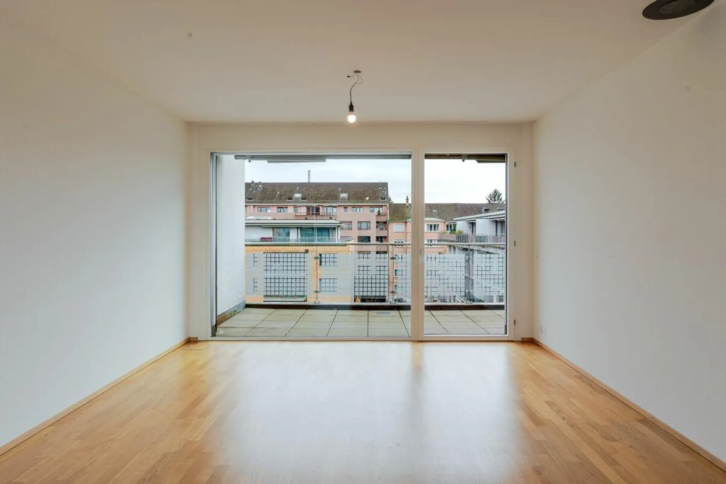 Bright 3.5 room penthouse apartment plus hobby room and 2 parking spaces in the popular Gundeli district - Photo 3 of 13