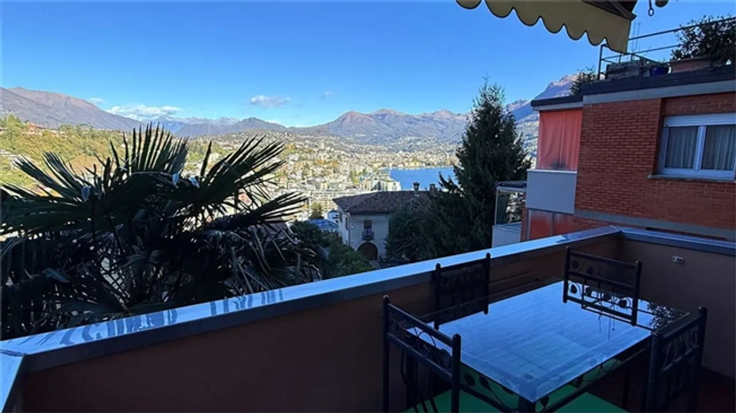 «3,5-Zimmer-Wohnung mit Terrasse und Seeblick – großes Potenzial in Paradiso» - Foto 1 von 15