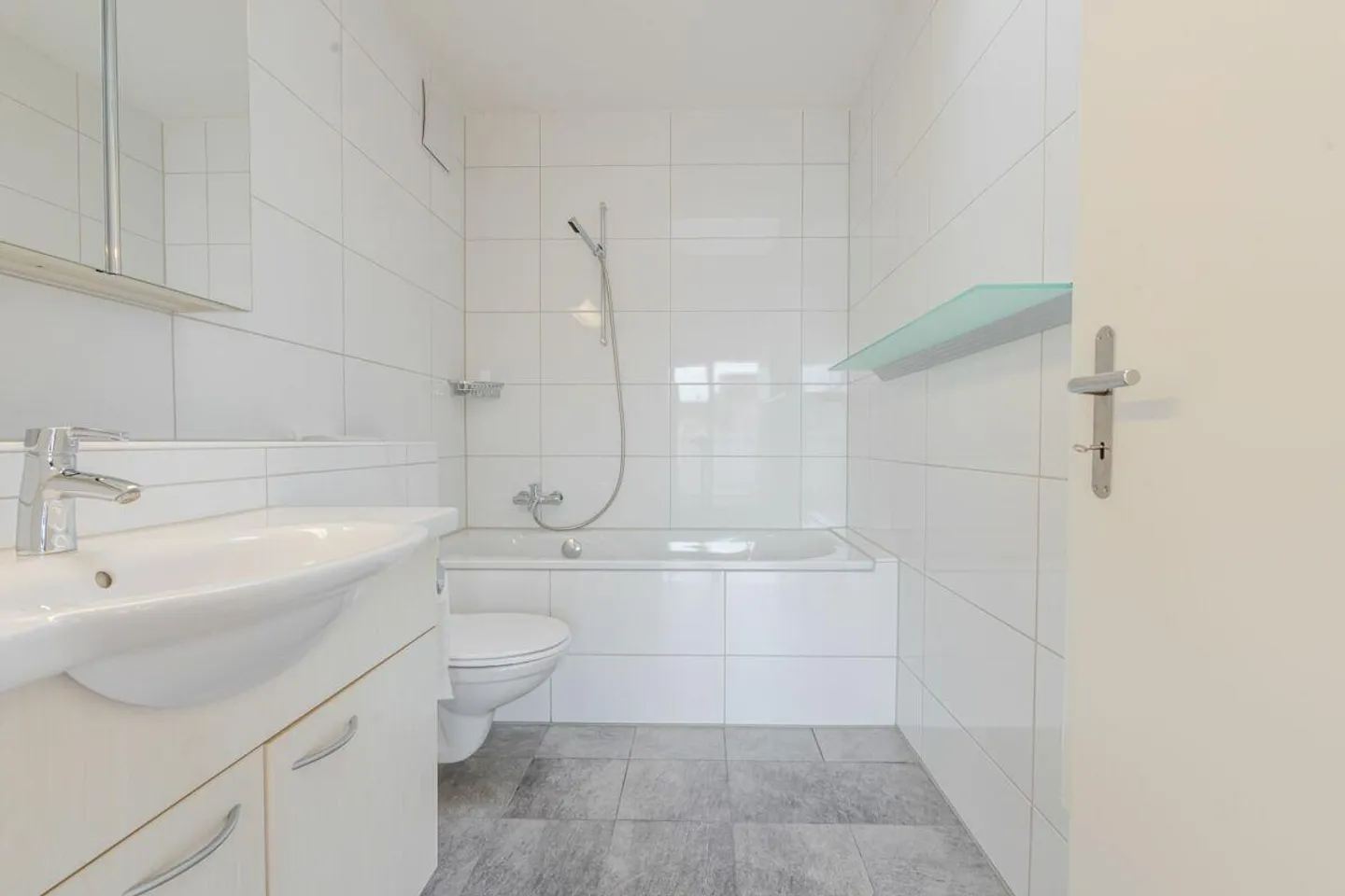 Bright 3.5 room penthouse apartment plus hobby room and 2 parking spaces in the popular Gundeli district - Photo 9 of 13