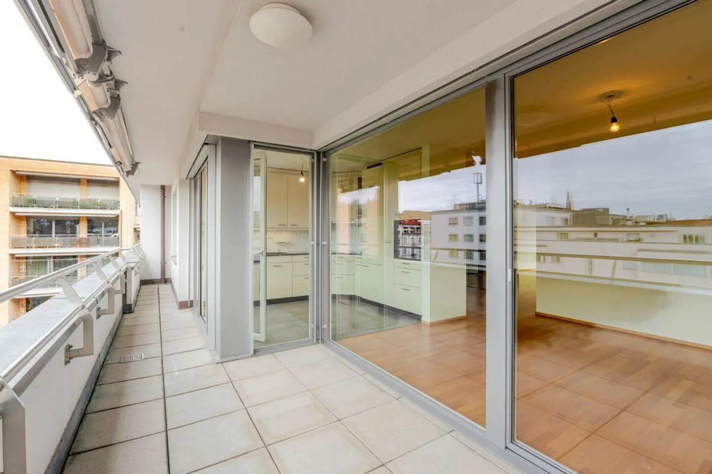 Bright 3.5 room penthouse apartment plus hobby room and 2 parking spaces in the popular Gundeli district - Photo 10 of 13