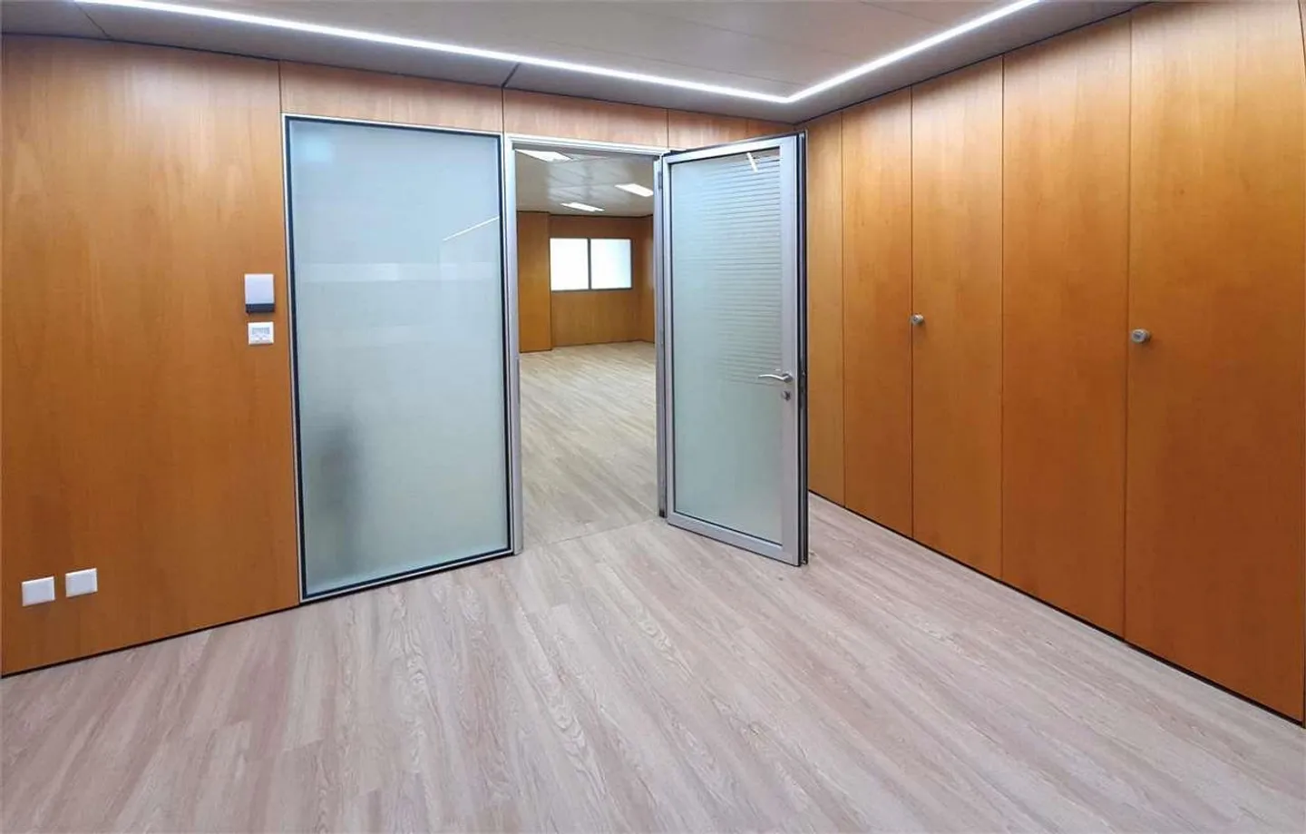 A Paradiso, ampio ufficio con vista lago - Foto 1 di 3