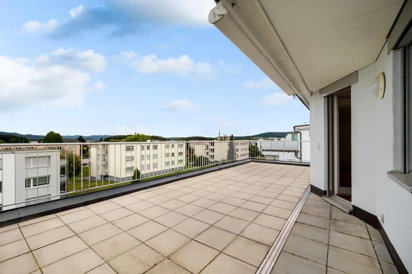 AFFITTARE SENZA DEPOSITO - Attico con una bellissima vista sul verde - Foto 6 di 7