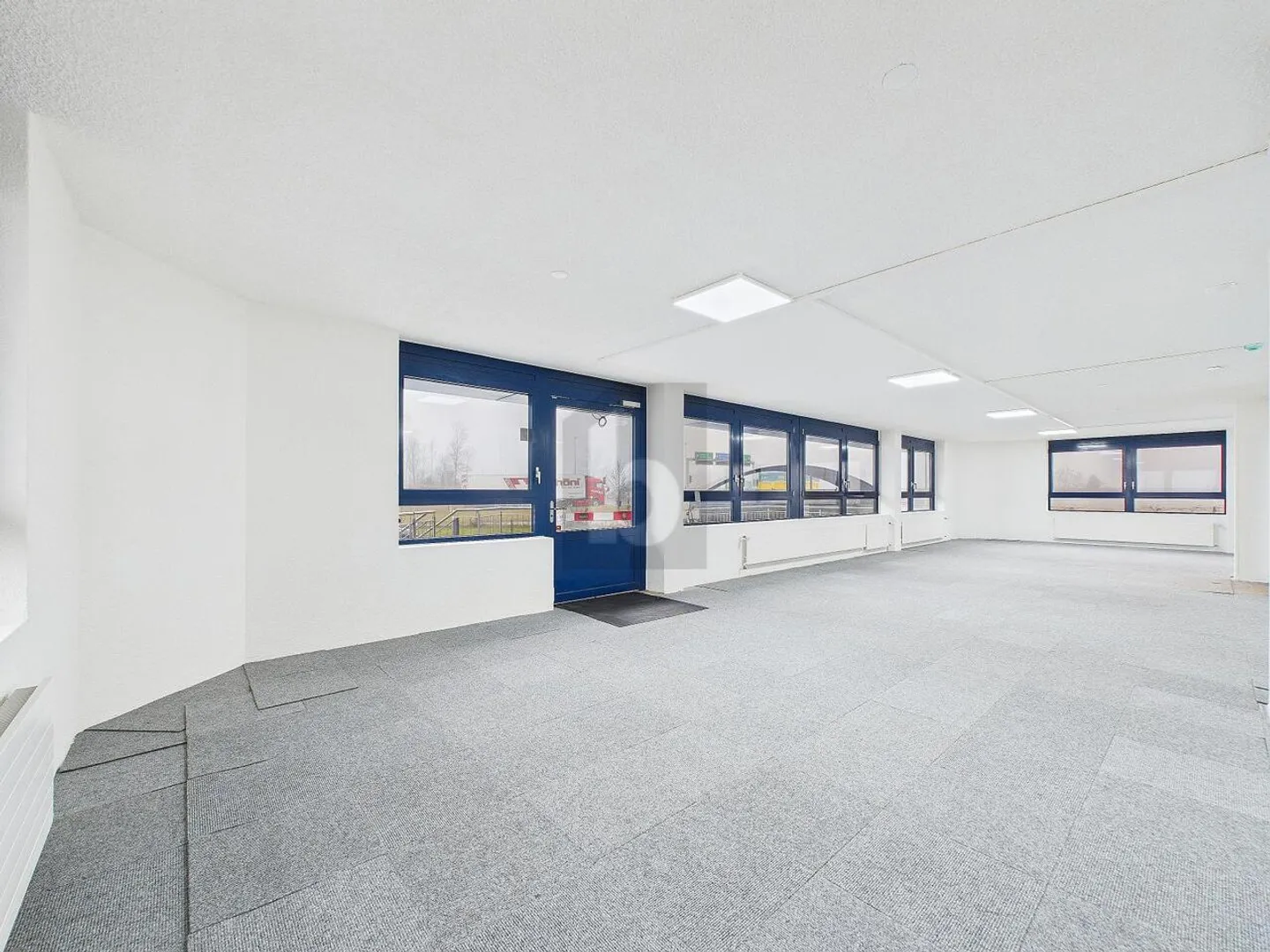 SHOWROOM HELLER EN EMPLACEMENT DE CHOIX - Photo 1 sur 6