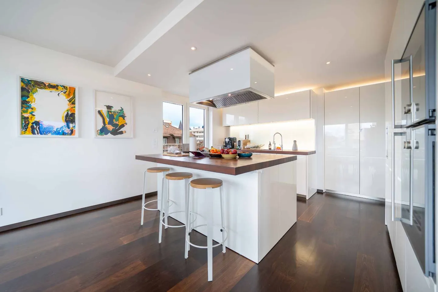 Luxury Apartment with Lake View - Photo 6 of 13