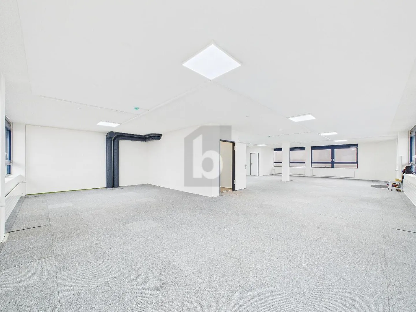 SHOWROOM HELLER EN EMPLACEMENT DE CHOIX - Photo 2 sur 6