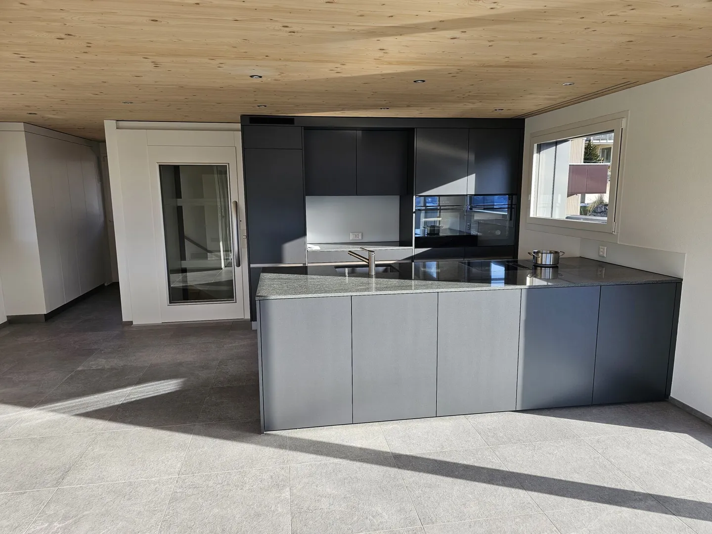 Maison individuelle avec appartement séparé et vue unique - Photo 2 sur 7