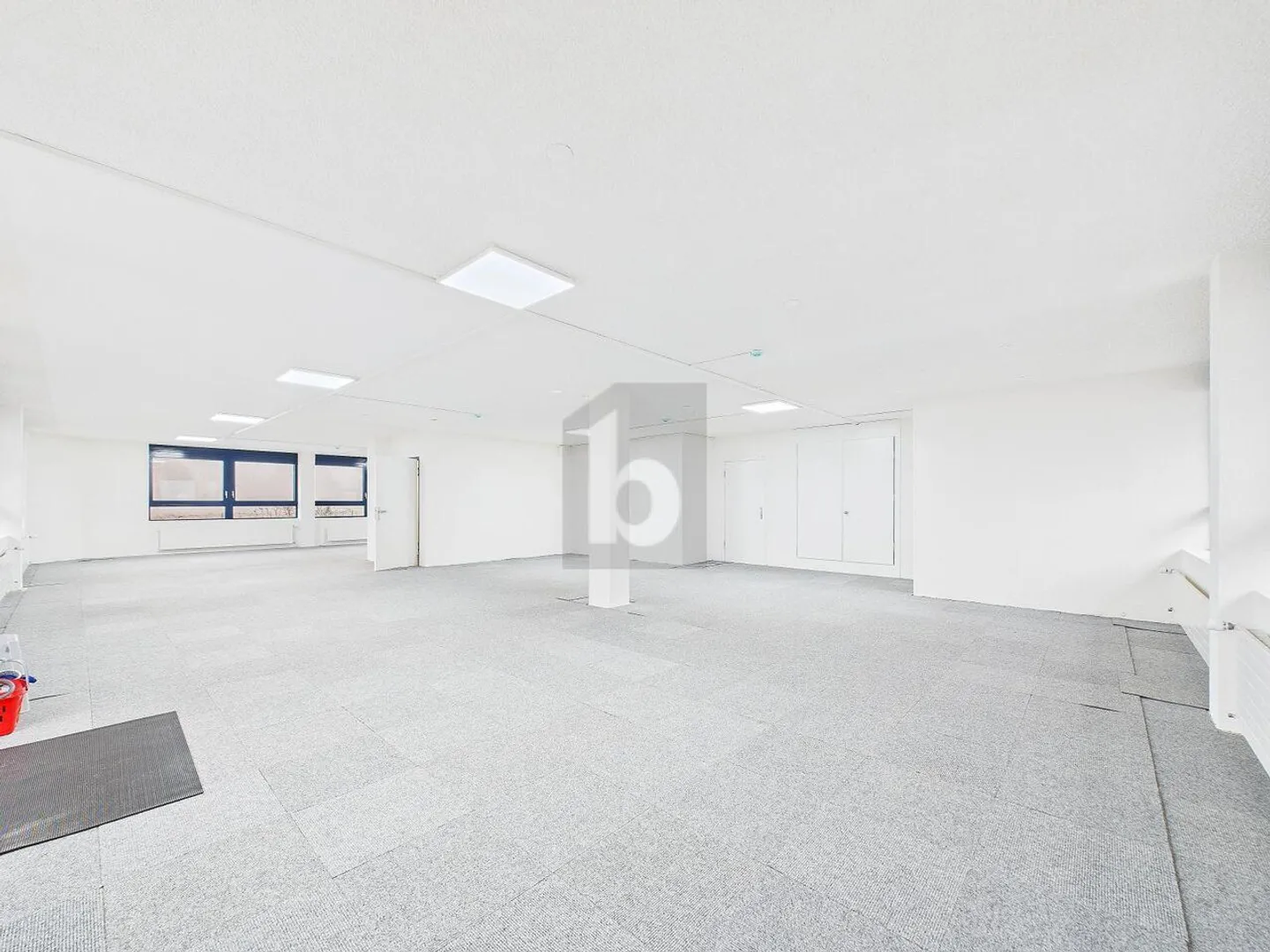 SHOWROOM HELLER EN EMPLACEMENT DE CHOIX - Photo 3 sur 6