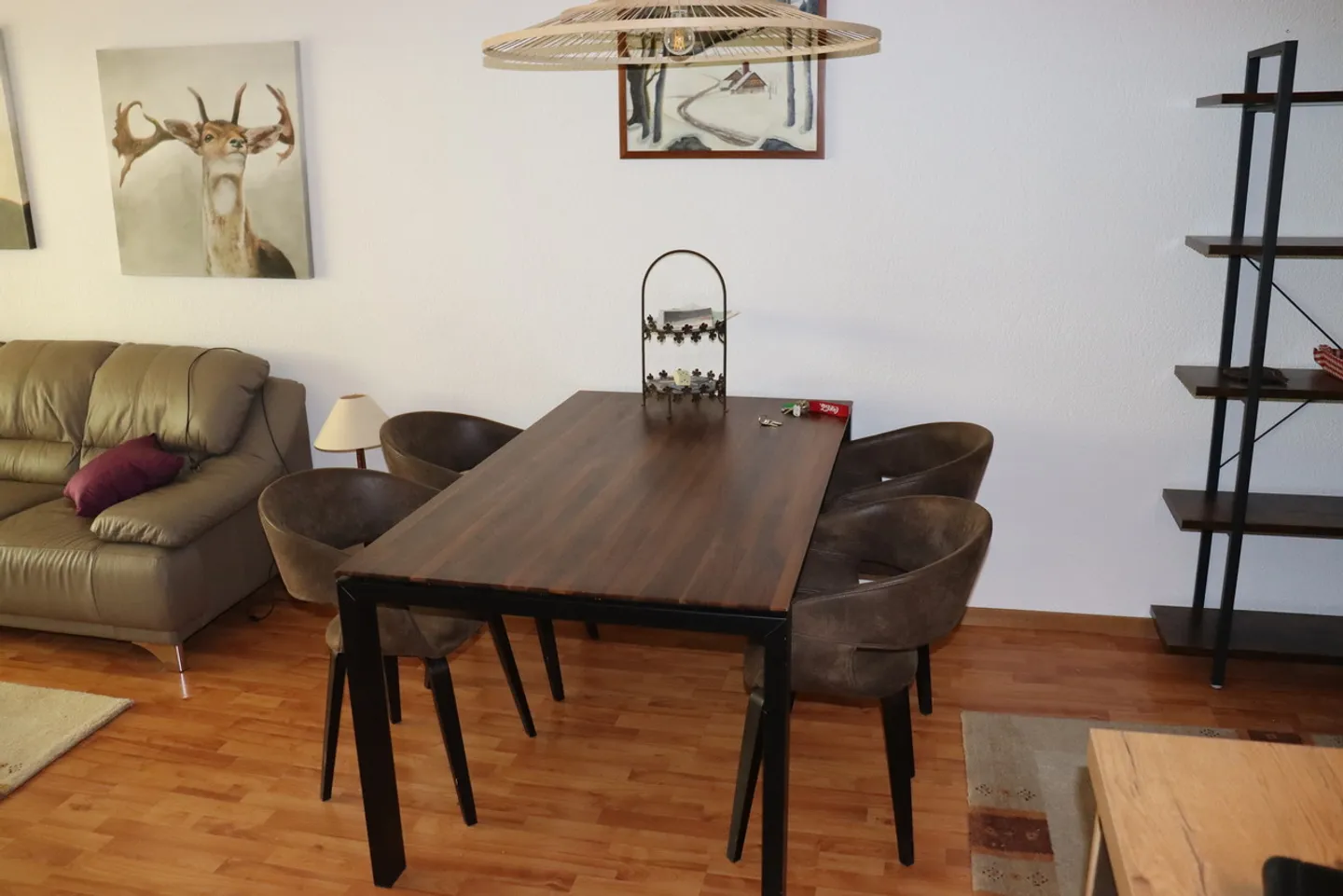 Stilvolle 2.5-Zimmer-Wohnung mit Balkon & 2 Einstellhallenplätzen! - Foto 3 di 10