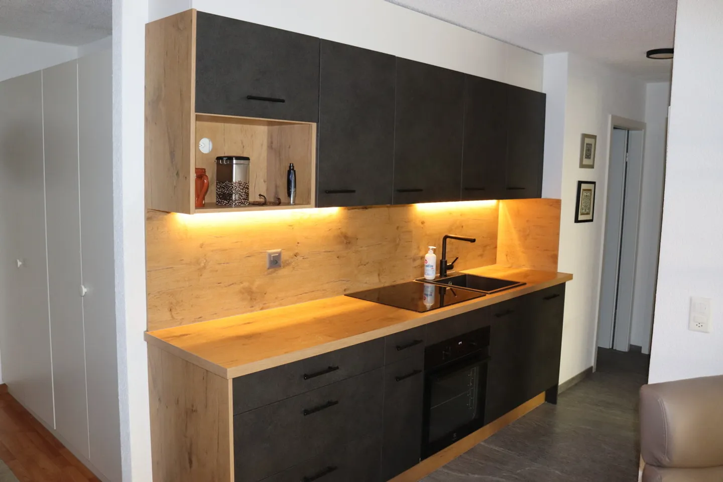 Stilvolle 2.5-Zimmer-Wohnung mit Balkon & 2 Einstellhallenplätzen! - Foto 4 di 10