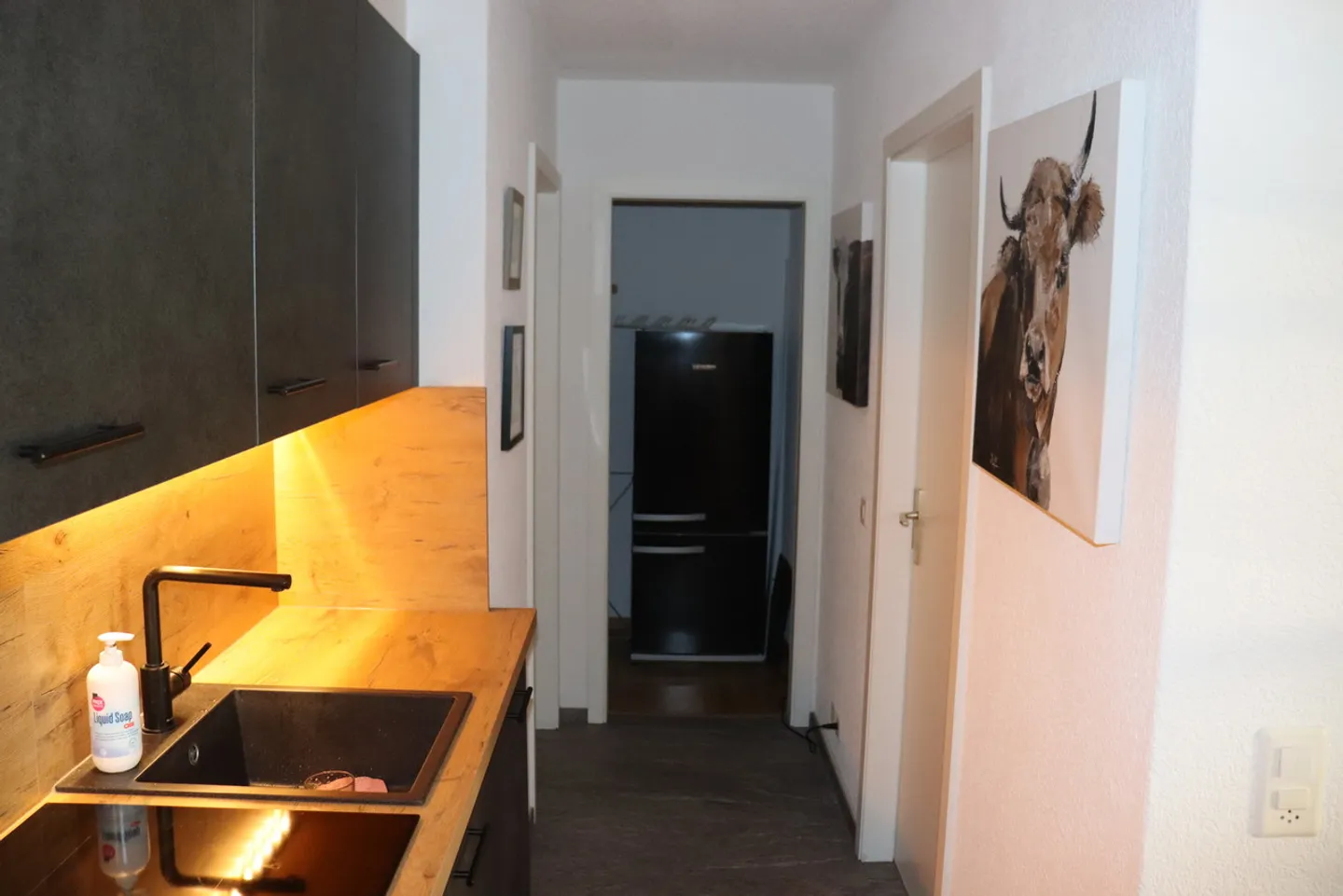 Stilvolle 2.5-Zimmer-Wohnung mit Balkon & 2 Einstellhallenplätzen! - Foto 5 di 10