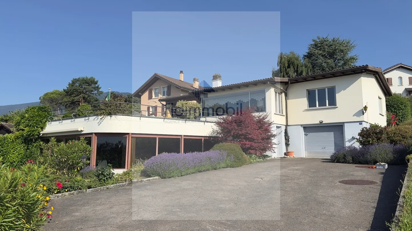 Familienvilla mit Blick auf den See, die Alpen und die Weinberge - Foto 1 von 11