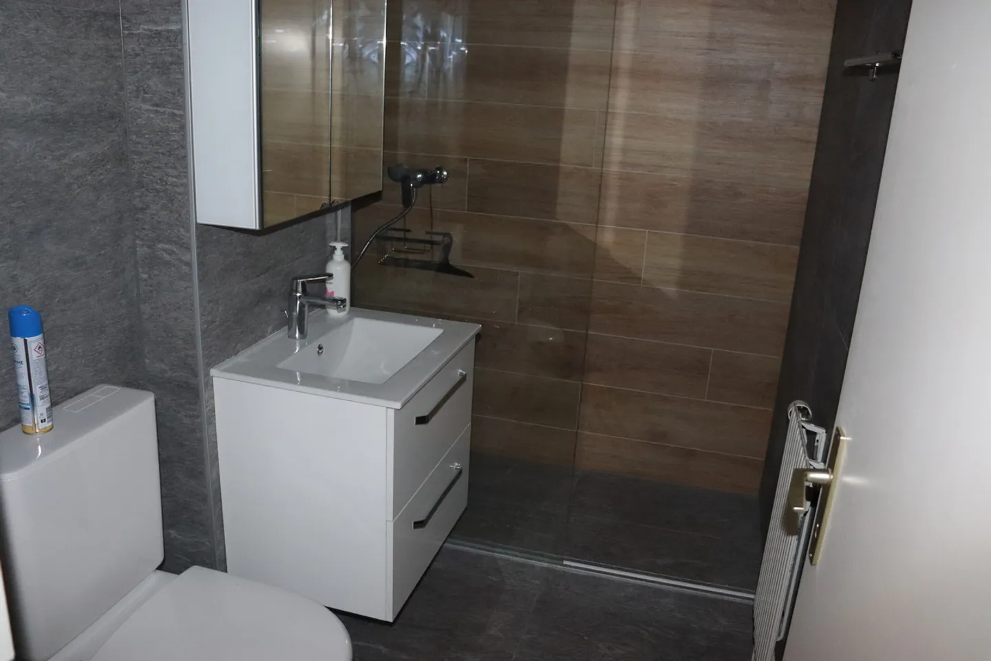 Stilvolle 2.5-Zimmer-Wohnung mit Balkon & 2 Einstellhallenplätzen! - Foto 7 di 10