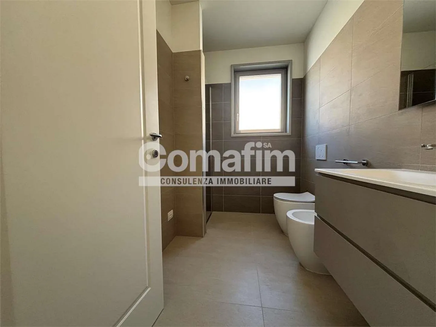 Chiasso: 2,5 Zimmer im 1. Stock - Modern mit Terrasse - Foto 9 von 13