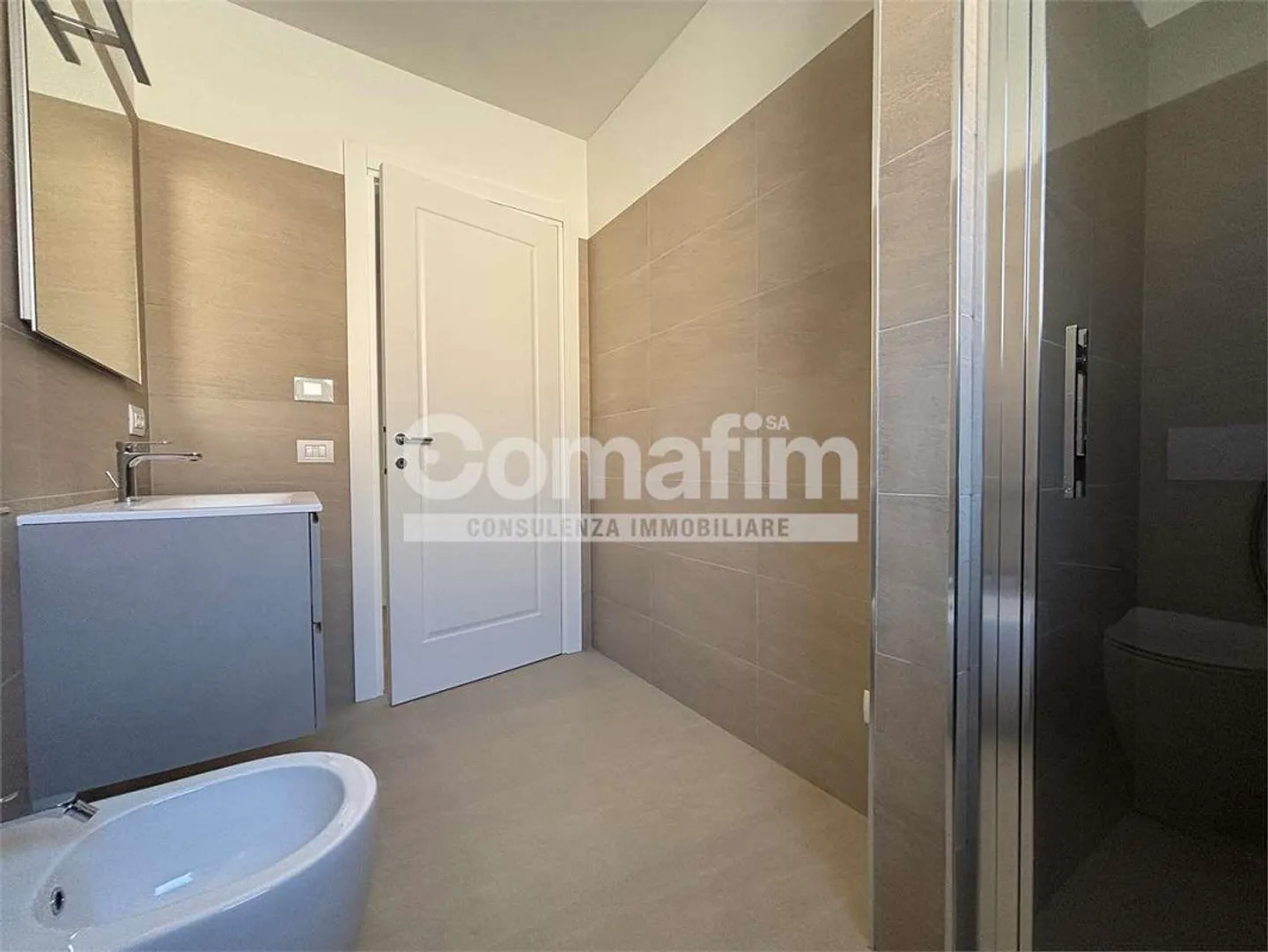 Chiasso: 2,5 Zimmer im 1. Stock - Modern mit Terrasse - Foto 10 von 13