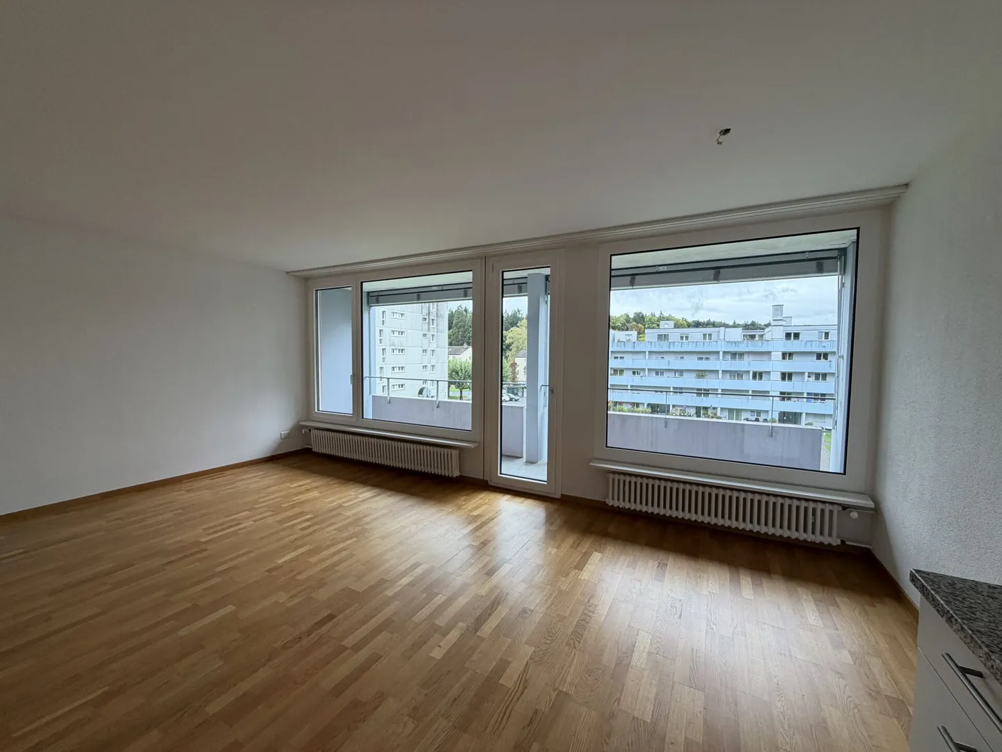 Appartamento luminoso con vista sul verde e grande balcone - Foto 3 di 8