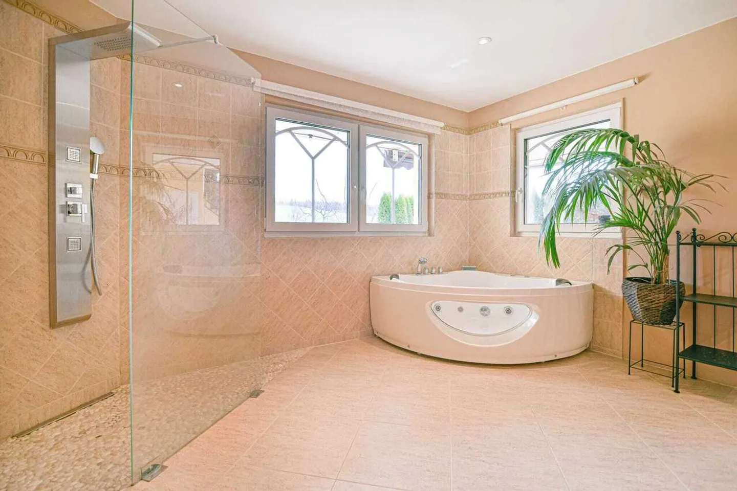 Modernes Einfamilienhaus mit Pool - Foto 11 von 13