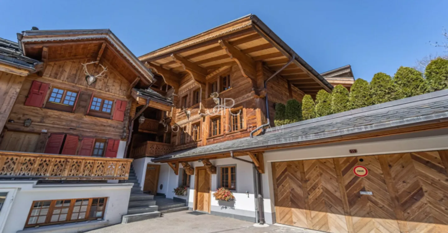 Historic chalet in the heart of the village - Photo 1 of 7