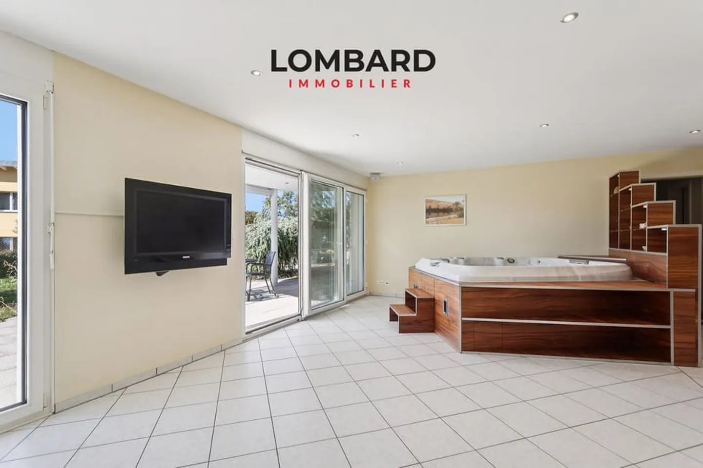 Architect-designed villa with unobstructed view and landscaped garden - Photo 9 of 11