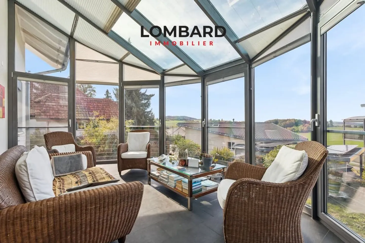 Architect-designed villa with unobstructed view and landscaped garden - Photo 2 of 11