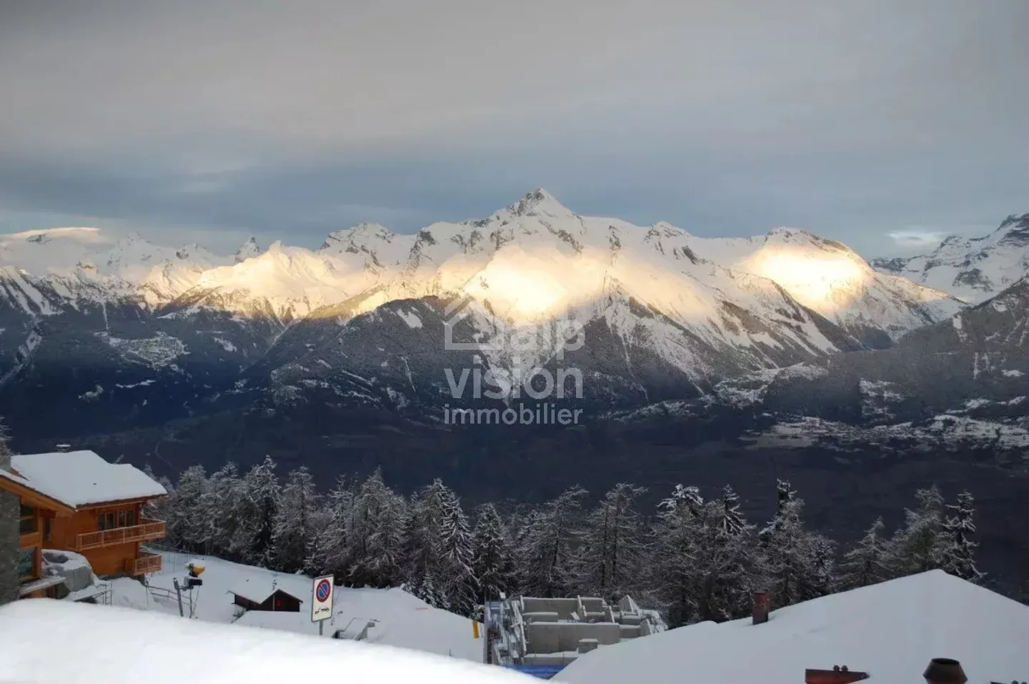 APPARTAMENTO 4.5 ARREDATO SKI-IN-SKI-OUT CON TERRAZZA E GIARDINO - Foto 7 di 12