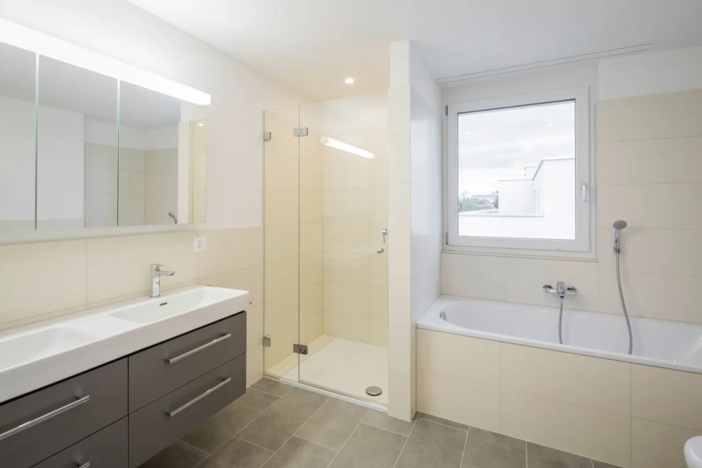 Moderno attico in standard di proprietà - Foto 4 di 11