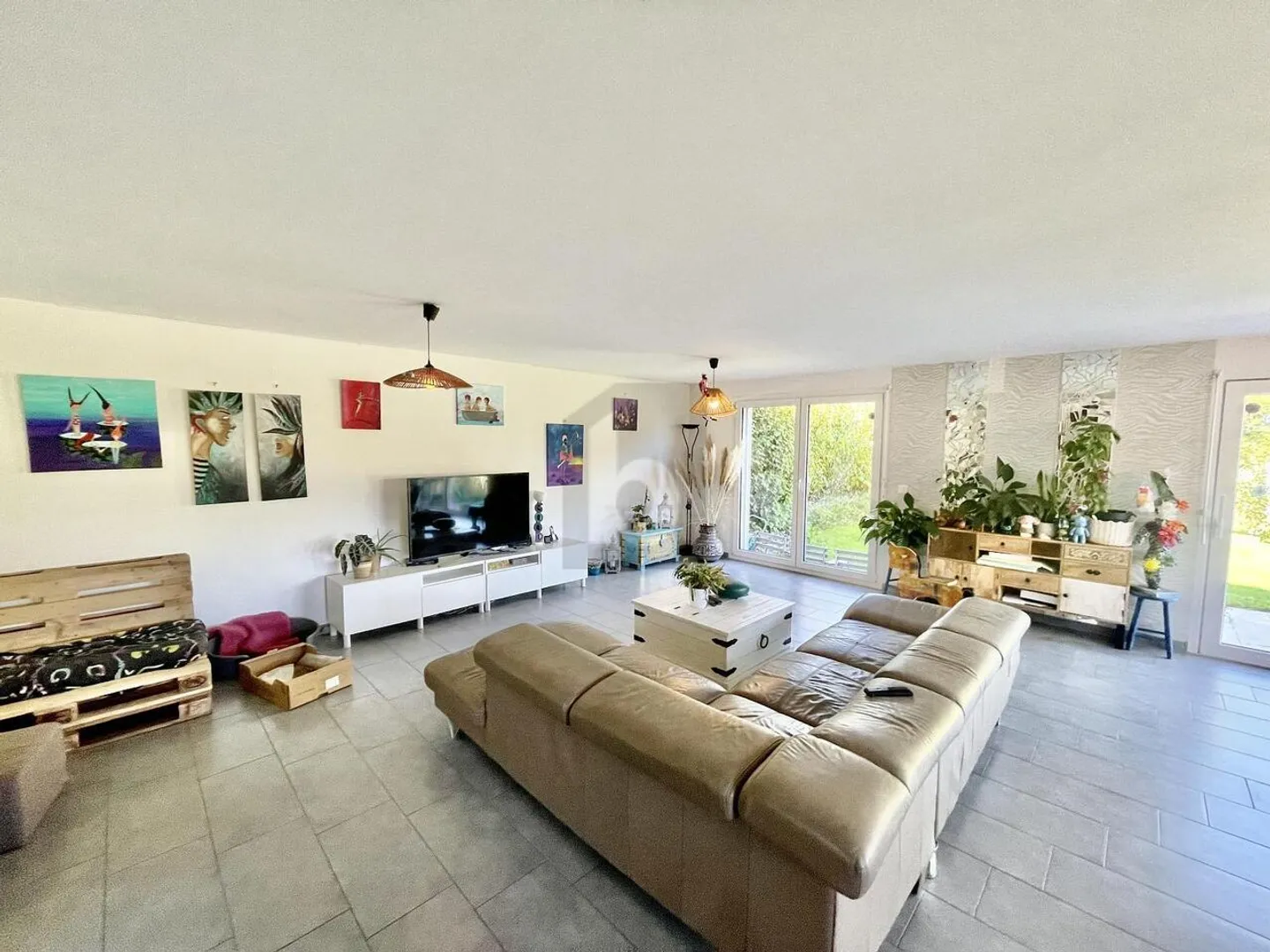 SPLENDID SPACIOUS WITH INDEPENDENT STUDIO - Photo 3 of 6