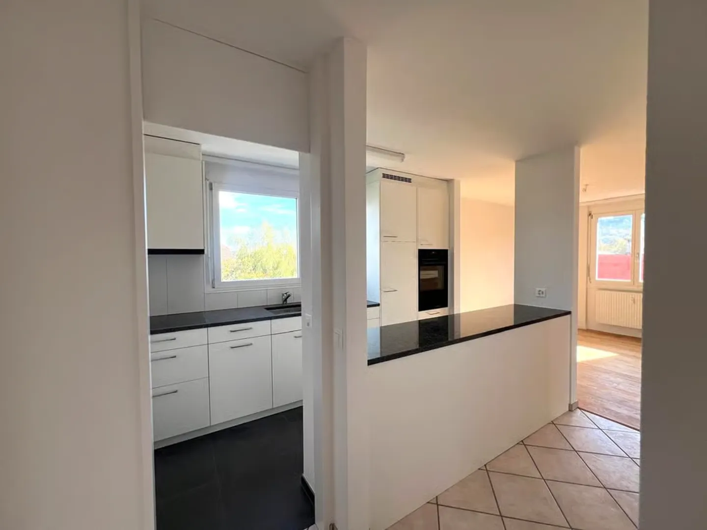 Appartement en attique de 3,5 pièces avec grande terrasse pour se détendre - Photo 2 sur 13