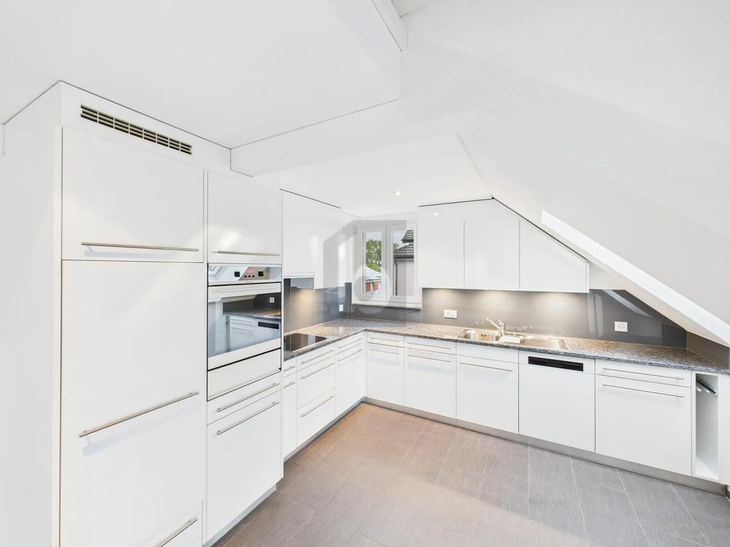 CENTRAL, CLOSE TO NATURE WITH A LARGE KITCHEN - Photo 3 of 6