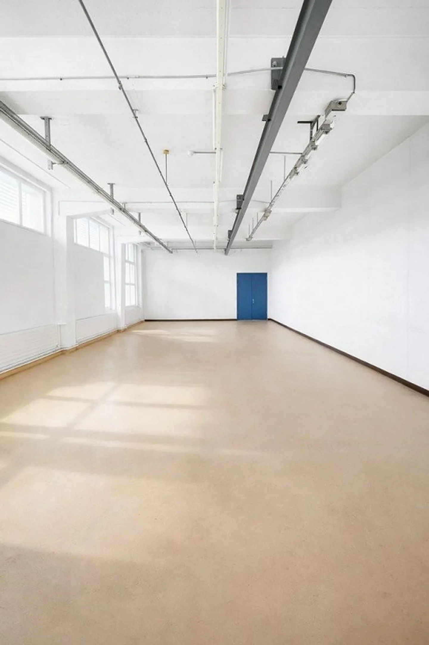 Spazio commerciale versatile in posizione privilegiata - ideale per produzione e magazzino - Foto 3 di 9