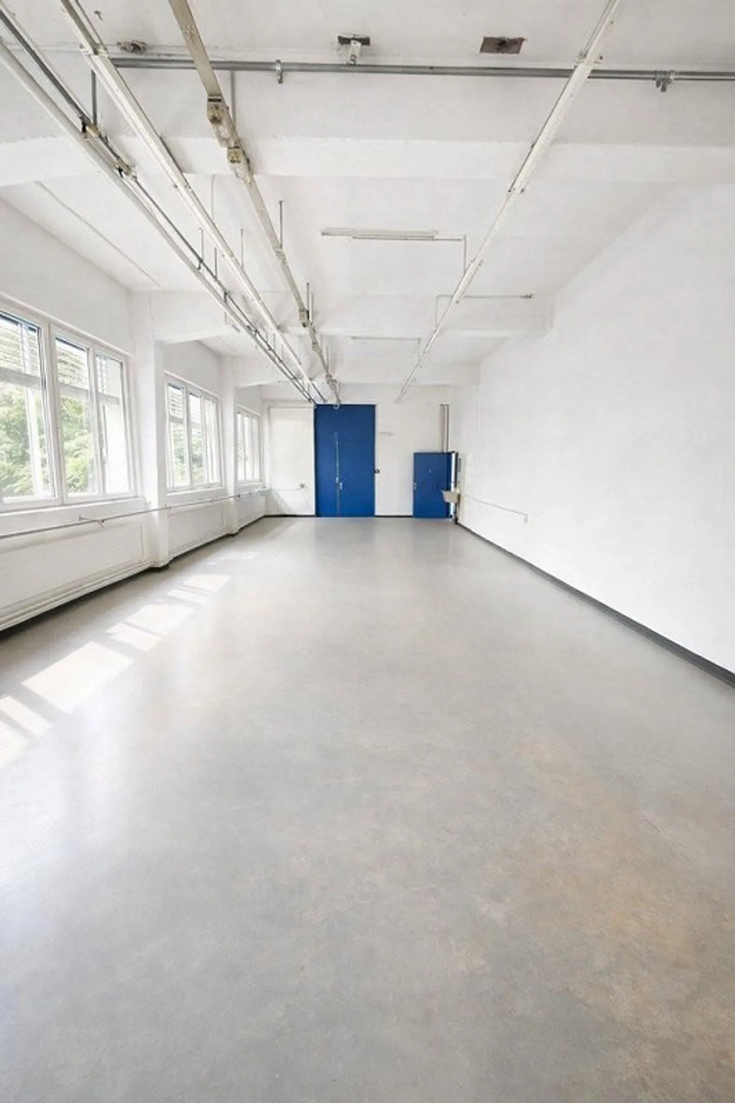 Spazio commerciale versatile in posizione privilegiata - ideale per produzione e magazzino - Foto 2 di 9