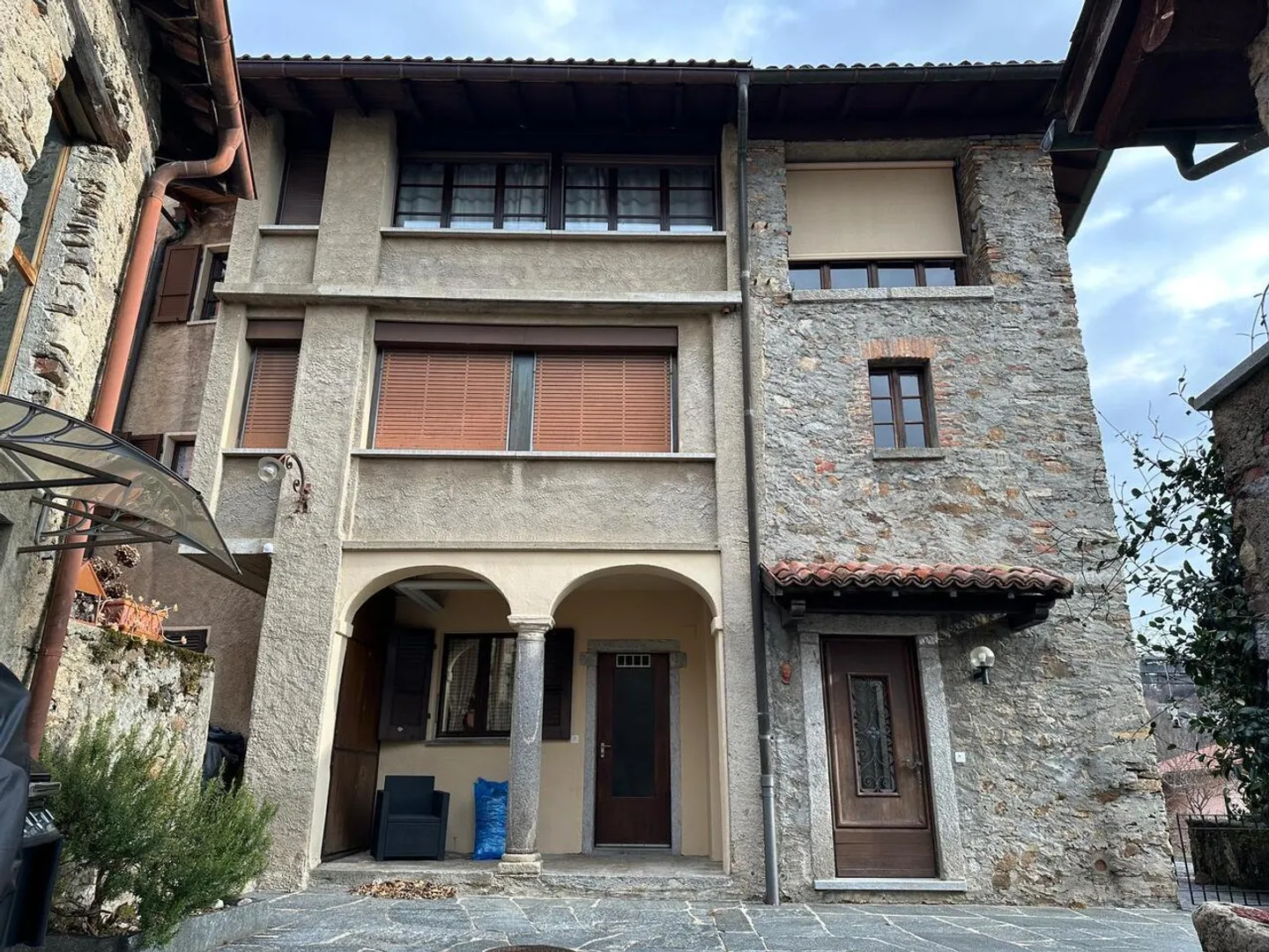 Casa bifamiliare con rustico e giardino nel centro - Foto 1 di 14