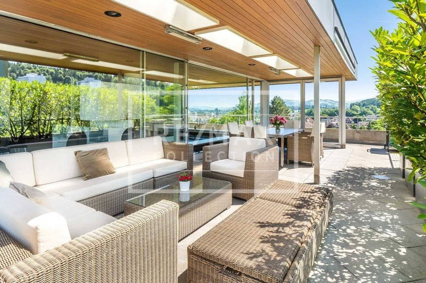 Spacious and bright penthouse apartment with 7 rooms - Photo 1 of 13