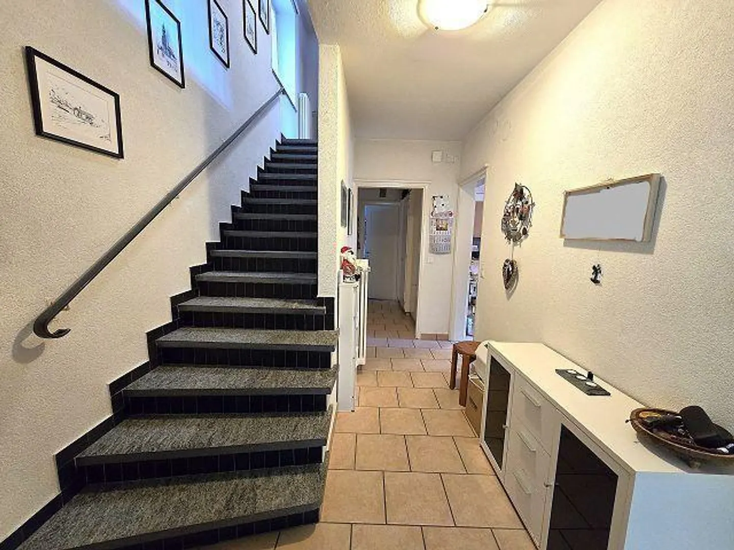 Schönes 5,5-Zimmer-Haus mit großem Grundstück und Garage, schöner Blick... - Foto 20 von 38