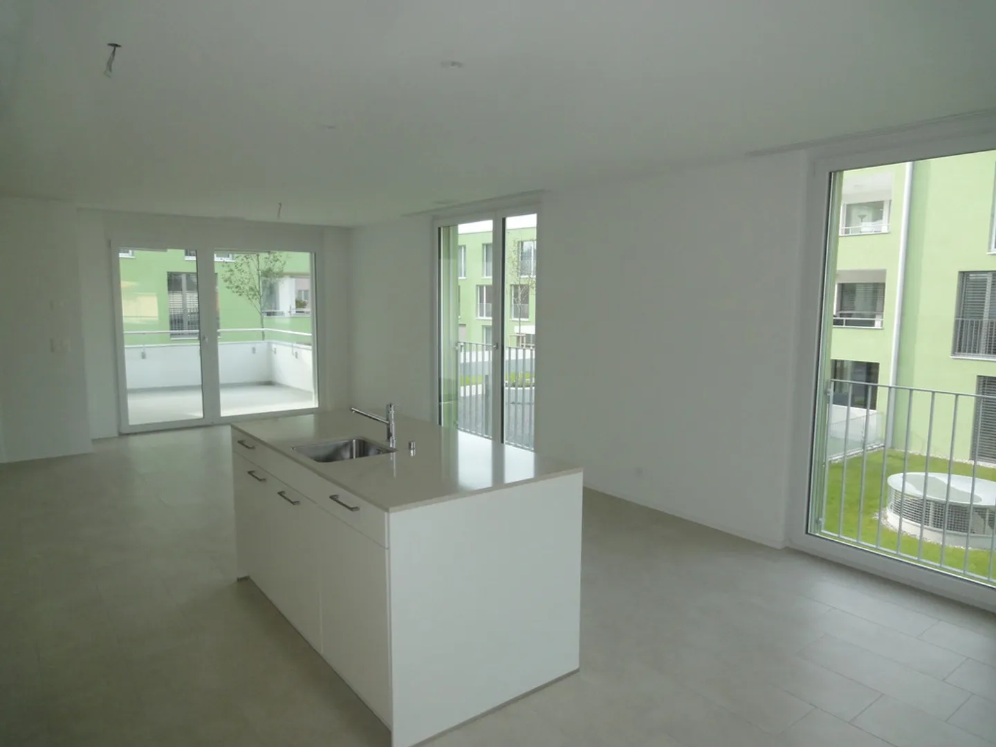 APPARTEMENT MODERNE DANS UN EMPLACEMENT CALME - Photo 2 sur 9