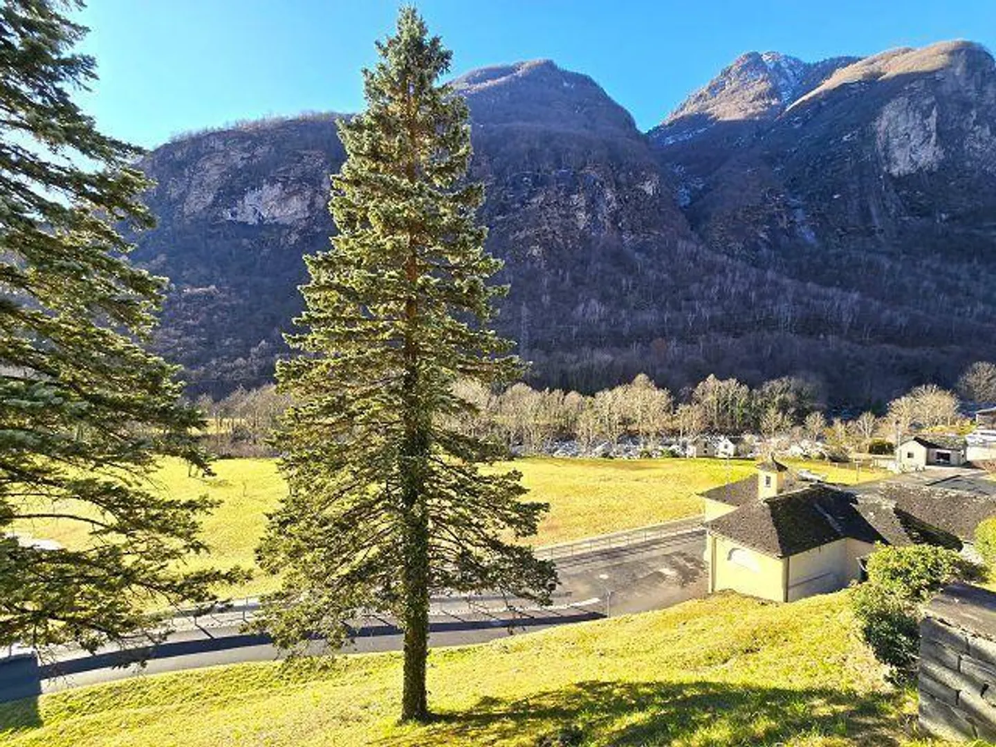 Schönes 5,5-Zimmer-Haus mit großem Grundstück und Garage, schöner Blick... - Foto 27 von 38