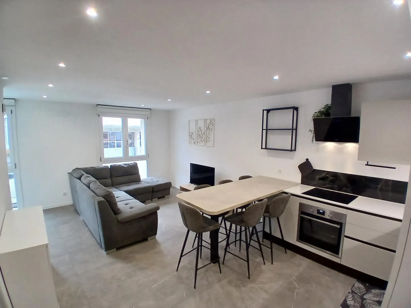STUNDEVOLLER UND MODERNER 3.5 ZIMMER MIT PRIVATGARTEN IN RIVERA - Foto 1 von 8