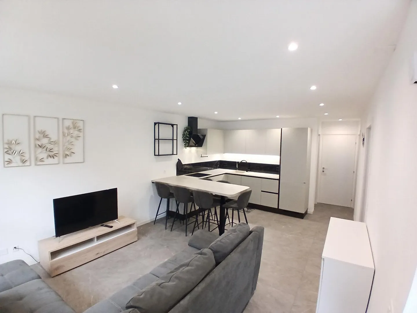 STUNDEVOLLER UND MODERNER 3.5 ZIMMER MIT PRIVATGARTEN IN RIVERA - Foto 2 von 8