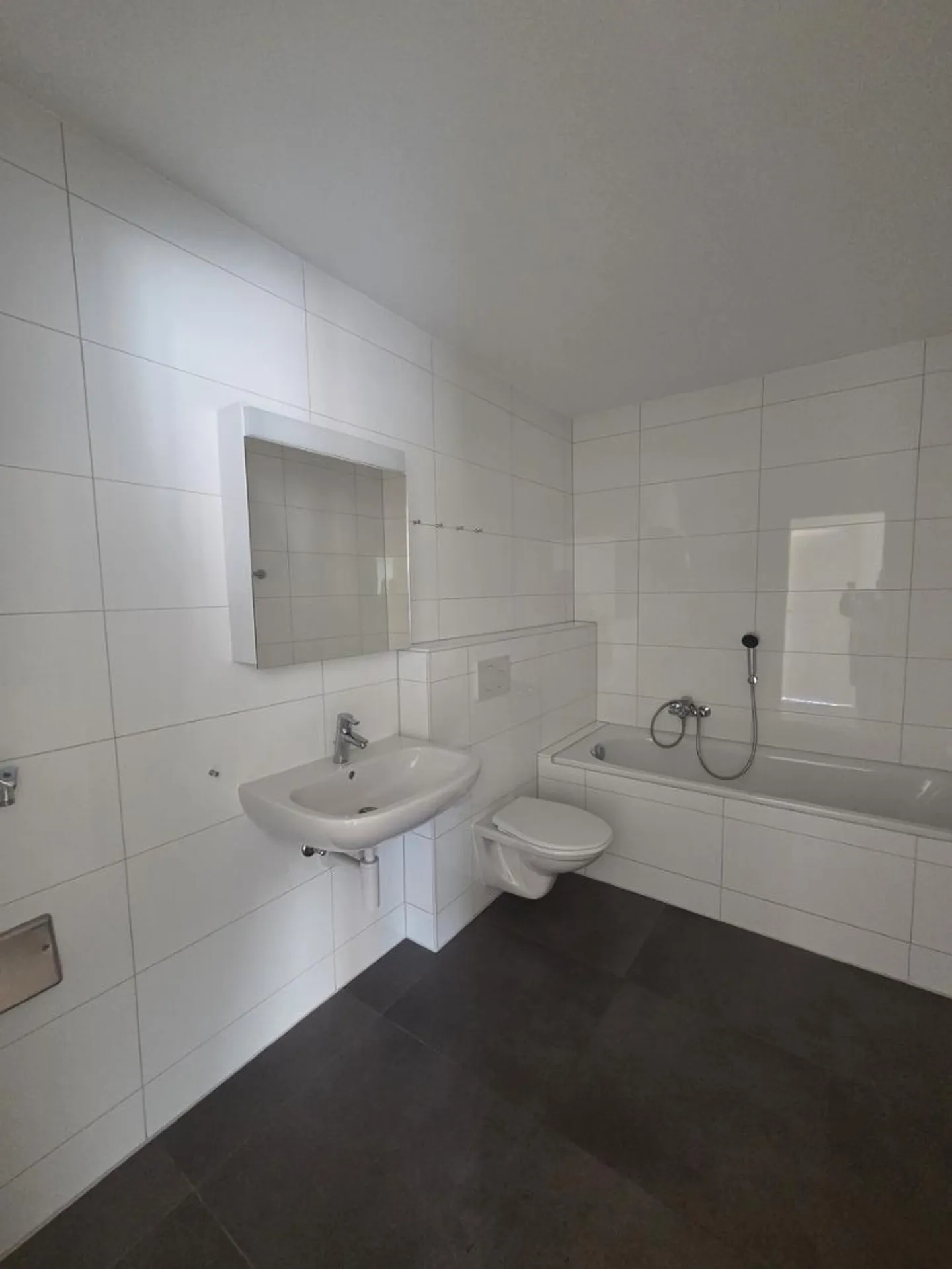 Modernes Apartment mit Balkon - Foto 2 von 9