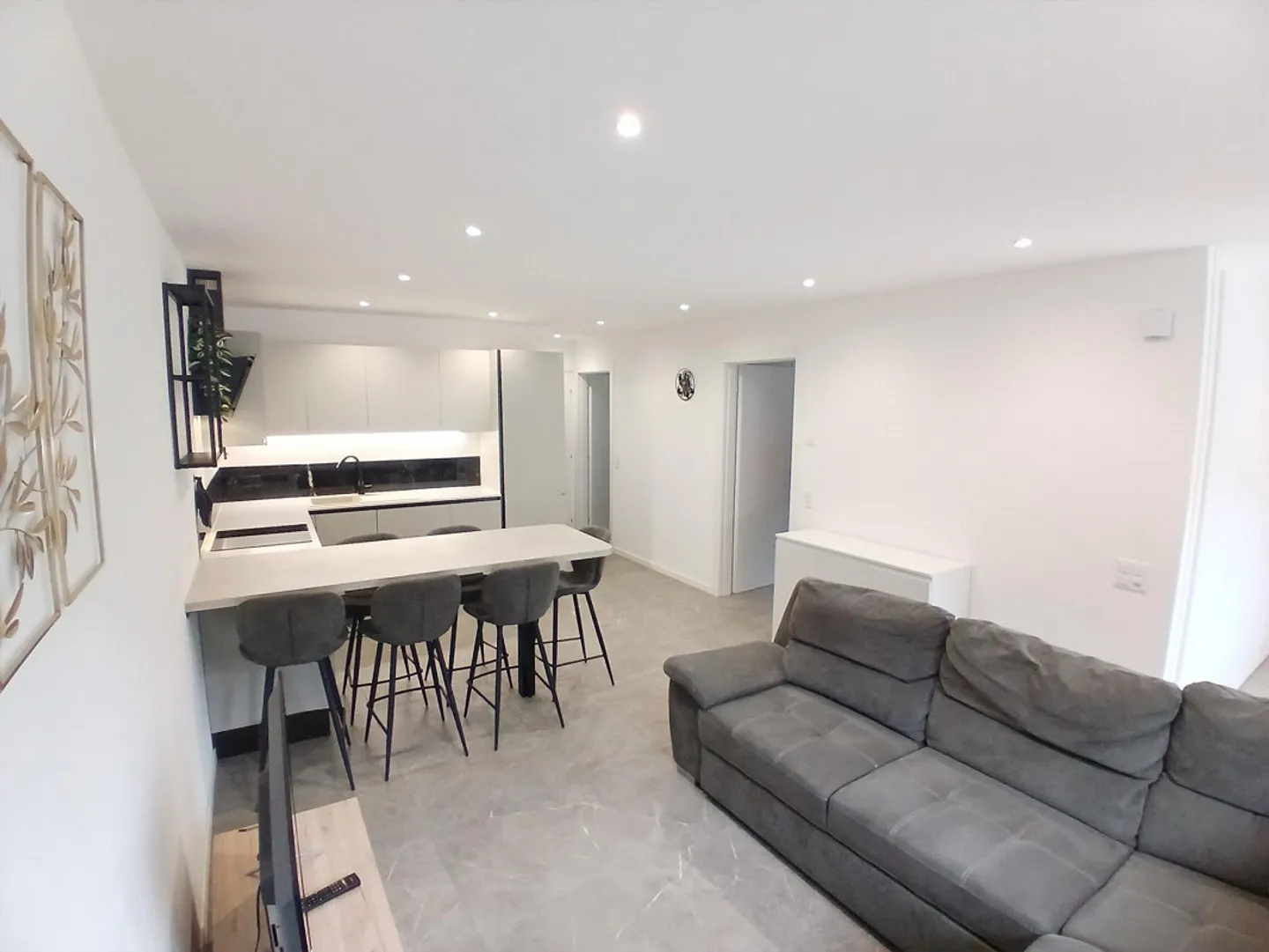 STUNDEVOLLER UND MODERNER 3.5 ZIMMER MIT PRIVATGARTEN IN RIVERA - Foto 3 von 8
