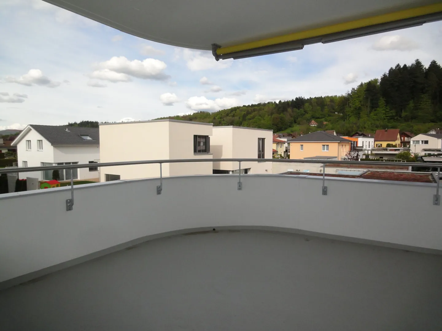 APPARTEMENT MODERNE DANS UN EMPLACEMENT CALME - Photo 4 sur 9