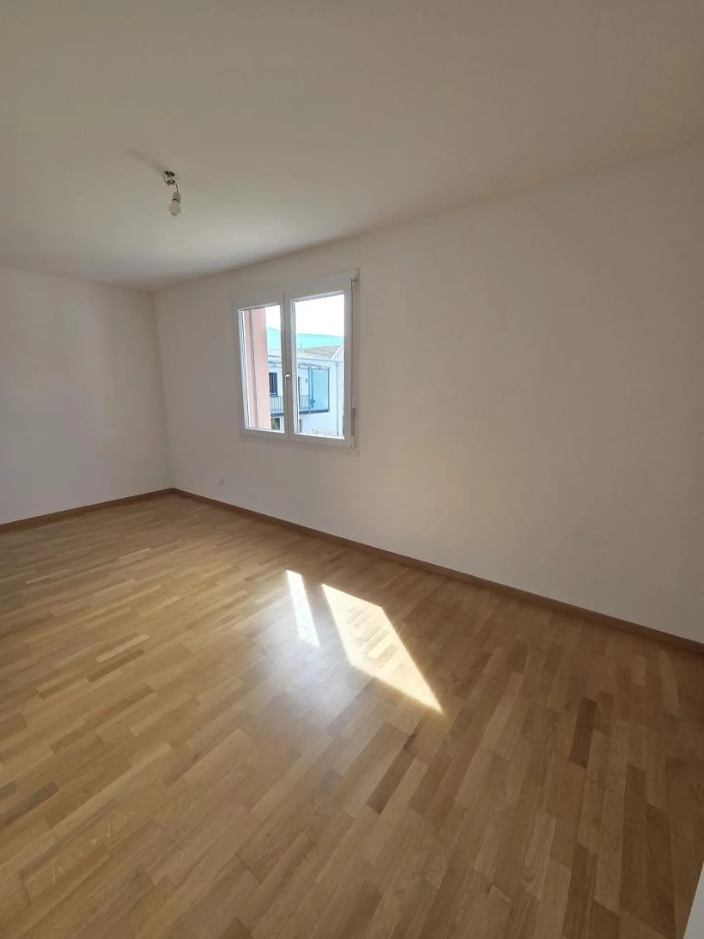 Modernes Apartment mit Balkon - Foto 4 von 9