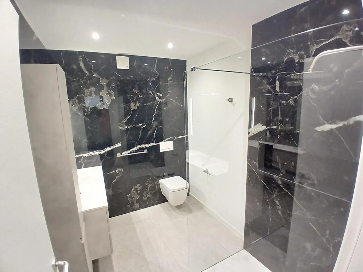 STUNDEVOLLER UND MODERNER 3.5 ZIMMER MIT PRIVATGARTEN IN RIVERA - Foto 7 von 8